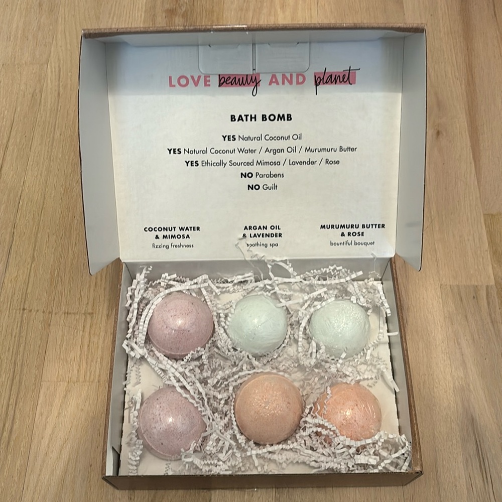 NIB Love Beauty And Planet 6 Bath Bomb Set